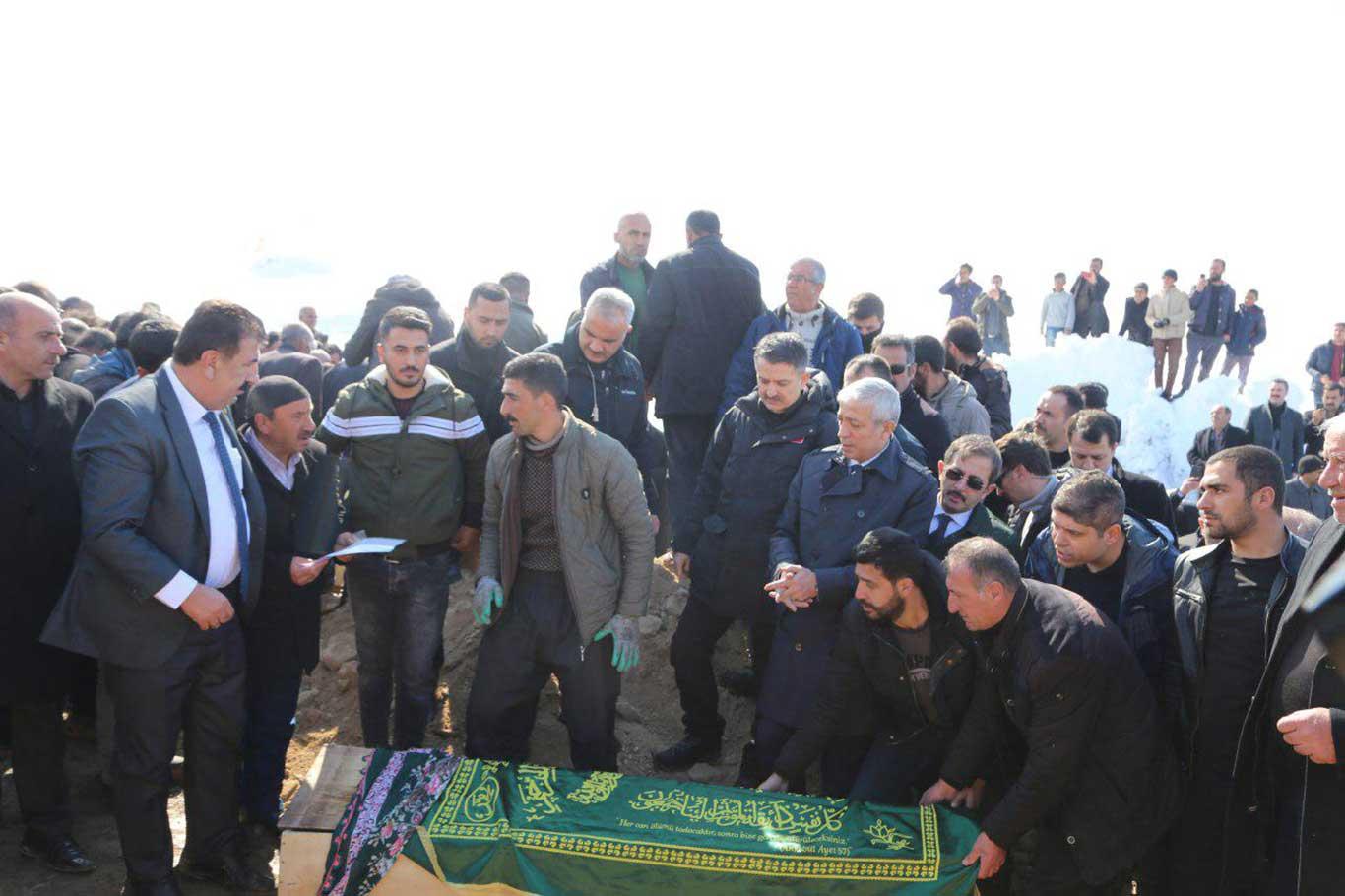 Van'da, depremde hayatını kaybeden 9 kişinin cenazesi defnedildi